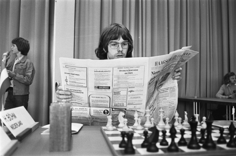 hans-bohm-met-de-haagse-courant-bestanddeelnr-928-0628-photo-xl